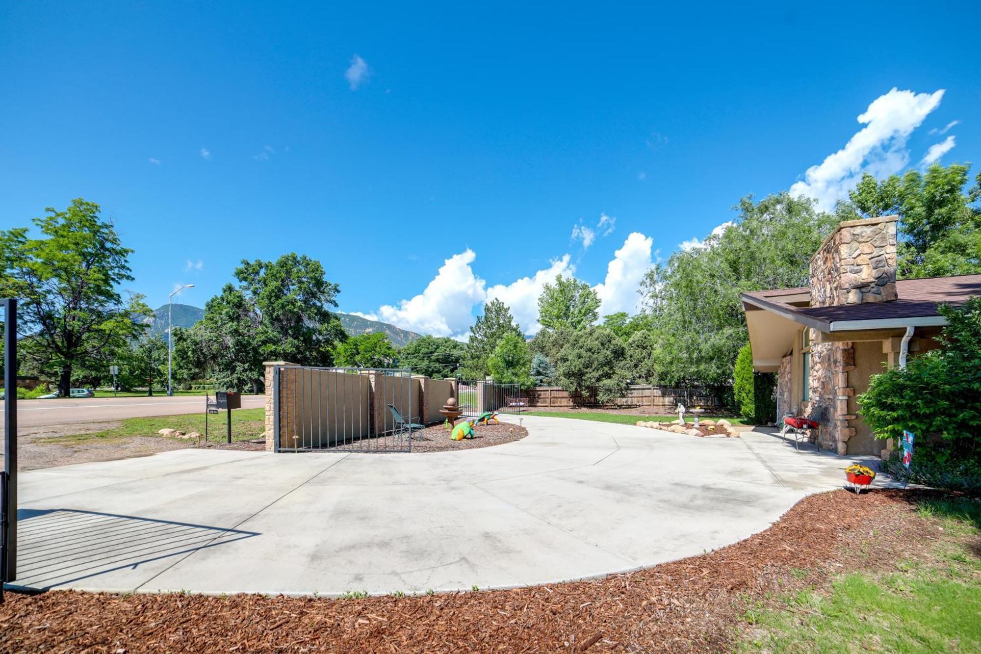 Broadmoor Getaway With Pickleball Court! Villa Colorado Springs Exterior photo